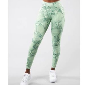 NWOT Buffbunny Limitless legging